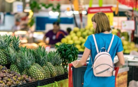 Mengapa mesin swalayan di supermarket lebih populer daripada yang manual?